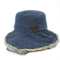 Cappello alla pescatora in denim blu scuro con bordi sfrangiati e etichetta in metallo - M (56-58cm) / Blu scuro