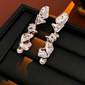 Pendientes abstractos de plata líquida con diseño fluido irregular sobre cuero negro - Pendientes de plata (aguja de plata)