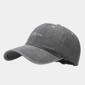 Détail de la broderie Mama sur une casquette en coton délavé gris anthracite - Réglable / Gris