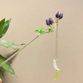 Detail einer goldenen Haarnadel mit lila Tulpenknospen, Fransen und Mondsichelanhänger - Lila Tulpe Quaste Anhänger (4620) / Lila