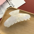 Elegante pinza per capelli in acetato bianco perlato su vassoio decorativo in legno - Perlato / Bianco Perla