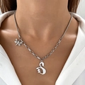 Collana in acciaio inossidabile argento con ciondoli a forma di libellula e cigno indossata - Cigno Libellula Color Acciaio (3717)