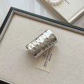 Detailaufnahme einer breiten silbernen Metallmanschette mit eleganter Hammerschlag-Struktur - Silber Krokodil/Hammerschlag Muster / Silber
