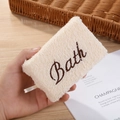 Beige rechthoekige badspons met bruine Bath-borduring en handig ophangkoord - 12x9x4.5cm / Beige handdoekstof bad scrubber