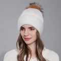 Berretto in maglia bianca con pompon in vera pelliccia e dettagli in filo d'argento - Bianco