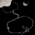 Dettaglio catena per il corpo argento con cristalli verde smeraldo e strass brillanti - Argento/Verde