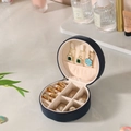 Portagioie rotondo portatile in pelle PU blu navy con fessure per anelli e ganci - Blu Spazio