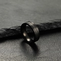 Anello nero 6mm in acciaio inossidabile con numeri romani su sfondo in pietra - US 7 / Nero