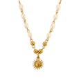 Elegante collar con colgante de sol dorado, perlas de agua dulce blancas y cuentas - Collar de Perlas con Colgante de Sol / Dorado