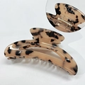 Pince à cheveux demi-lune en acétate écaille de tortue avec ressort doré élégant - 10.5cm / Écaille de Tortue Beige (avec Logo)