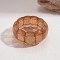Makroaufnahme des Bernstein-Resin-Armbands mit feinen goldenen Glitzertexturen - Armband-Hellkaffee (Bernsteingold)
