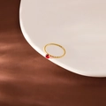 Minimalistischer Ring aus 18k vergoldetem Titanstahl mit rotem Stein und Perlenstruktur - US 7 / Roter Zirkonia