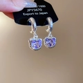 Detail von Katzen-Ohrringen aus Silber mit funkelnden lila Herz-Kristallen - Violetter Schmetterling