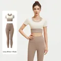Tweeledige yogaset met ivoorwitte top met korte mouwen en kaki hoge taille legging - S / Boven- En Onderstuk / Ivoorwit + Khaki