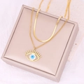 Dettaglio di una collana dorata a due strati con pendente a occhio blu su base in pietra - Collana Doppio Strato Catena a Serpente Ciondolo Occhio (1#)
