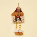 Weihnachtsbär-Plüschfigur mit Perlenbeinen und einem roten Feliz Navidad Holzschild - Bär-Stil