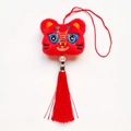 Dettaglio del ciondolo testa di tigre in peluche rosso con ricami e nappa in seta - Tigre della Fortuna (Rosso)