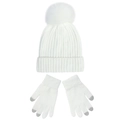 Detail der weißen Strickmütze mit Kunstfellbommel und Touchscreen-kompatiblen Handschuhen - Weiß
