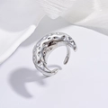 Anello aperto vintage in argento con trama a meteorite martellata dal design sobrio - Luna Martellata Argento