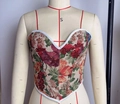 Dettaglio del corsetto vintage in broccato floreale con trama jacquard rosso verde e bordo bianco - S / Arcobaleno