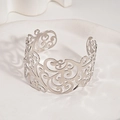 Dettaglio del bracciale rigido argento con intricati motivi floreali in metallo traforato - Fiore d'Argento
