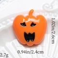 Macro di ciondolo a zucca con dettagli su dimensioni e peso su un piatto di ceramica - Zucca con Bocca Grande - Colore Zucca
