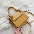 Borsa a mano gialla motivo coccodrillo con manico annodato e tracolla sottile - Giallo