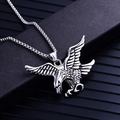 Collana con pendente ad aquila in acciaio inossidabile argento su sfondo testurizzato - Stile Aquila / Aquila Argento Con Catena Inox