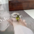 Anillo de plata de ley 925 con circón verde oliva y acabado de textura irregular - Abierto Ajustable / Circonita Verde Oliva - Plata