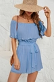 Dettaglio di una tuta in chiffon azzurro con spalle scoperte e cintura in vita per l'estate - S / Blu
