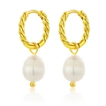 Élégantes créoles torsadées dorées en U avec perles baroques sur fond blanc - Boucles d'Oreilles Perle Baroque Créoles Torsadées / Doré