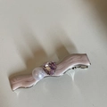 Fermaglio per capelli rosa ondulato con perla bianca e cuore di zircone viola su fondo beige - Stile Perla Cuore Ondulato Rosa