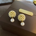 Detailansicht von Cluster-Perlenohrringen mit Goldbeschichtung auf einer Schmuckbox - Goldene Perlencluster Ohrstecker (Silbernadel)