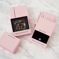 Detail rosa Schmuck-Geschenkboxen mit Goldringen auf Marmor-Oberfläche - Innendurchmesser: 9.5x9.5x3.5 / Rosa Schubladenbox
