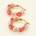 Détail de créoles bohèmes marguerites avec perles roses et fil d'or torsadé - Style fleuri rose bicolore (GZ-E220031E)