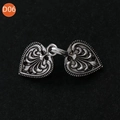 Détail macro du clip cardigan argenté en forme de cœur avec motifs floraux gaufrés - Style 21 (Boucle de sculpture de cœur en argent)