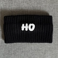 Detailaufnahme von dickem schwarzem Strickstirnband mit weißem HO-Stickpatch - Schwarz