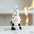 Figurine gnome de Noël en céramique avec chapeau décor houx vert, 13cm hauteur - Elfe De Type C