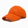 Détail d'une casquette de baseball orange vieillie avec anneaux en métal et broderie - M (56-58cm) / Orange