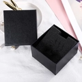 Élégant coffret cadeau noir carré pour montre avec insert en mousse sur fond blanc - Boîte à Montre Noire Carrée