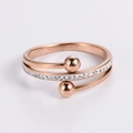 Anello incrociato in oro rosa con pavé di cristalli e terminali a sfera lucidi - US 5 / Oro rosa