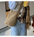 Detailansicht der braunen Plüsch-Beuteltasche mit süßen Anhängern aus Kunstpelz - Einfarbig Plüsch Einzelriemen Eimer / Maillard Braun