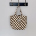 Detail der Cord-Lunchtasche mit Karomuster, Pleasant Time Etikett und Stoffstruktur - Hellbraunes Schachbrett