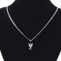 Collier avec pendentif cœur de diable et zircon sur un mannequin de cou noir - Blanc