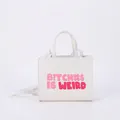 Borsa a tracolla quadrata bianca con stampa BITCHES IS WEIRD rosa e manici - Bianco