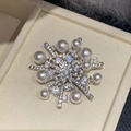 Spilla a fiocco di neve elegante con zirconi micropavé e perle bianche su argento - Stile Perla Fiocco di Neve / Argento