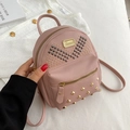 Petit sac à dos rose pour femme en similicuir avec rivets dorés et argentés tendance - Rose