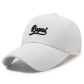 Weiße Baseballkappe aus Baumwolle mit schwarzer Royal-Stickerei und gebogenem Schirm - Verstellbar / Weiß
