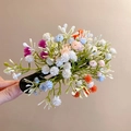 Detalle del clip para el cabello hecho a mano con flores artificiales y hojas verdes - Colorido
