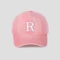 Détail de la casquette en coton délavé rose avec broderie de la lettre R blanche - Rose